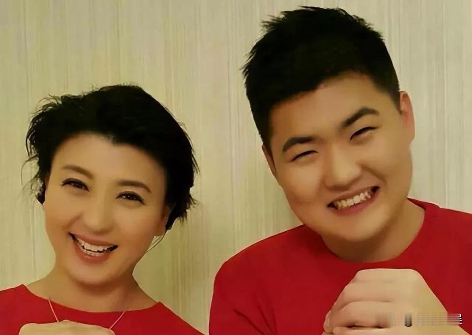 闫学晶儿子：娘的错，儿子担，我们错了！

闫学晶“哭穷”事件，在网上也闹了有半个