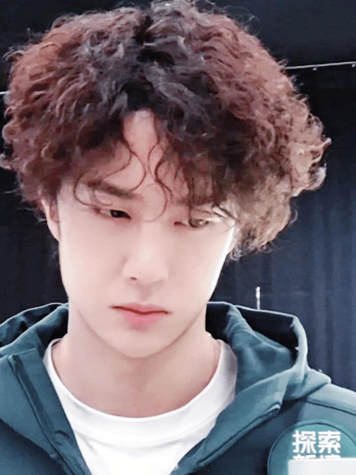 可可爱爱的王「一」博，混进去一张他哥