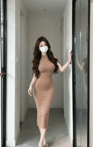 两种不同类型的女人，一个丰腴富态，S型女人，另一个筷子型女人，身材都不错，你喜欢