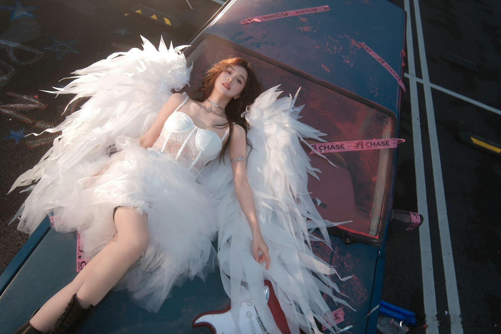 你是胡意旋那她是谁 两种风格，同样动人。胡意旋在不同形象间的自如转换，不仅体现了