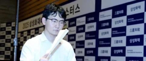 申真谞快棋神话崩塌，柯洁用节奏掐住他七寸。
去年丁浩一个眨眼失误，就被申真谞计算