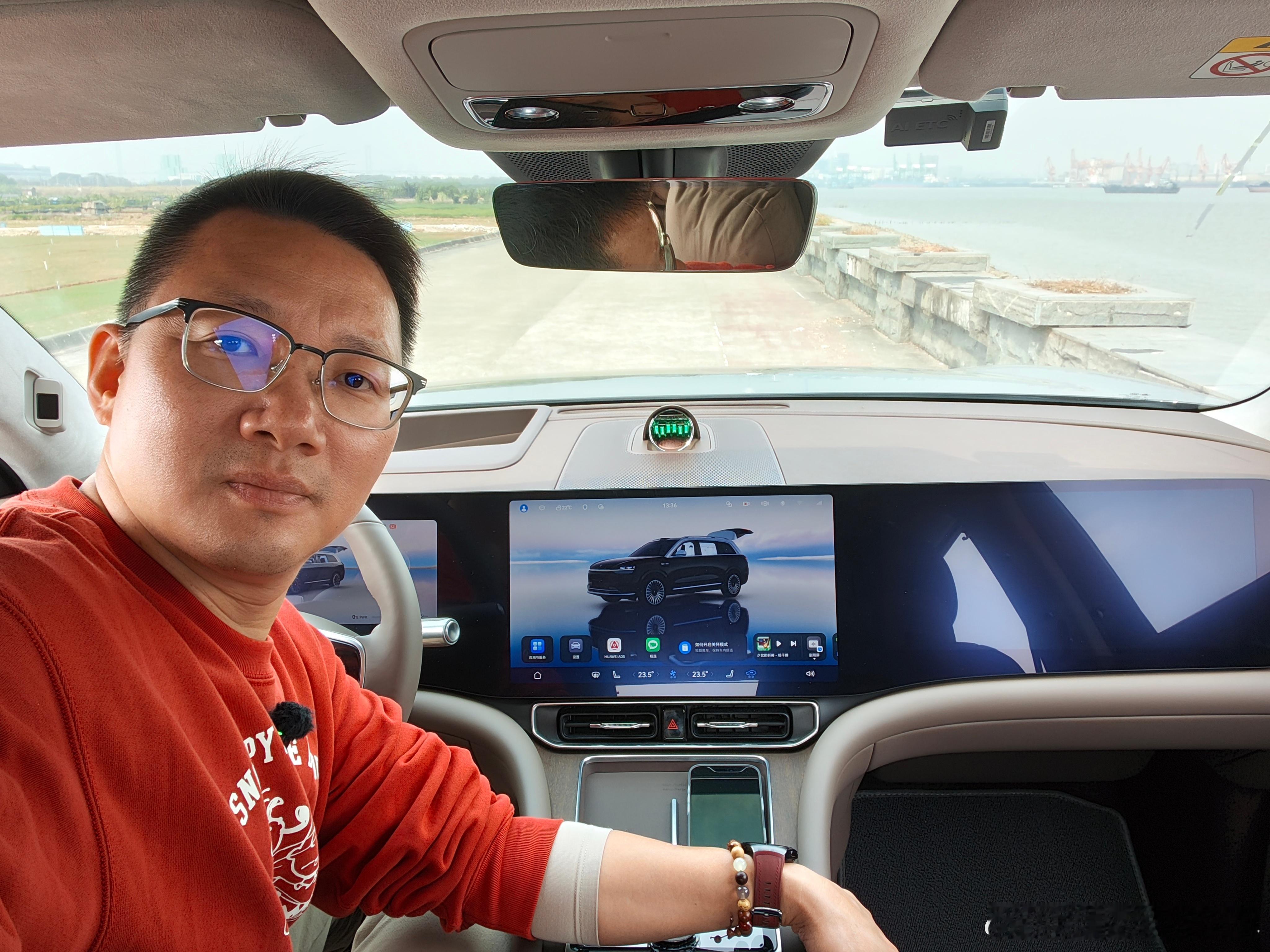 蛇年最后一个全日制工作日，下周就开始进入半休假状态，马年也要多多关照。最后一个工