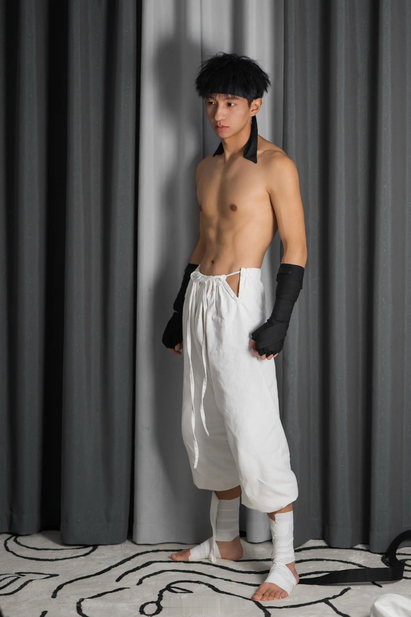 是老公和阳光，这个周五和天冷我们有救了[害羞]我一个直男都可以[舔屏] 