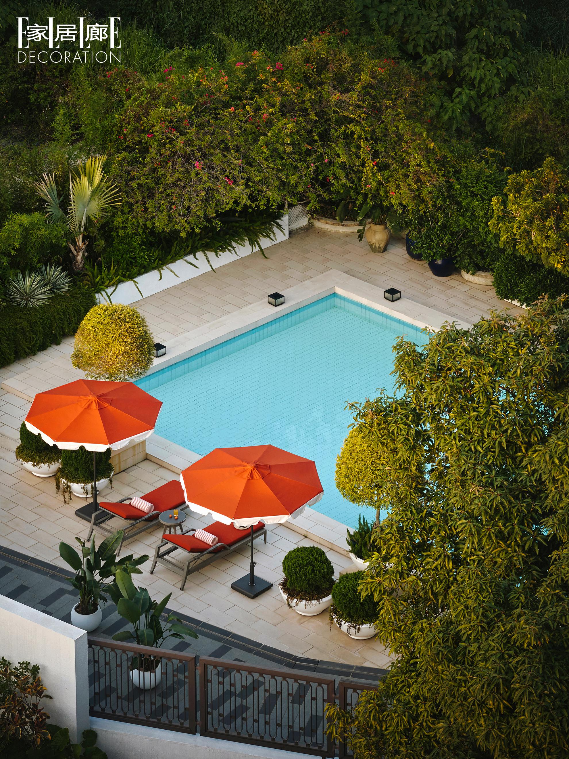 在中国香港新界的一隅,设计师André Fu傅厚民为自己打造了一处乡间...