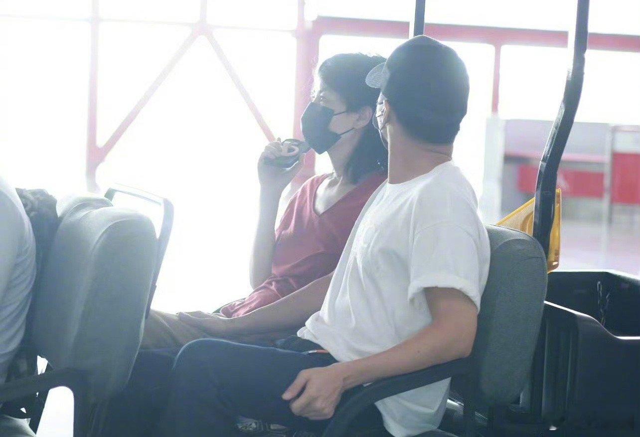 谢霆锋把手搭在王菲腿上，王菲歪头靠在谢霆锋肩膀上，好甜～ ​​​
