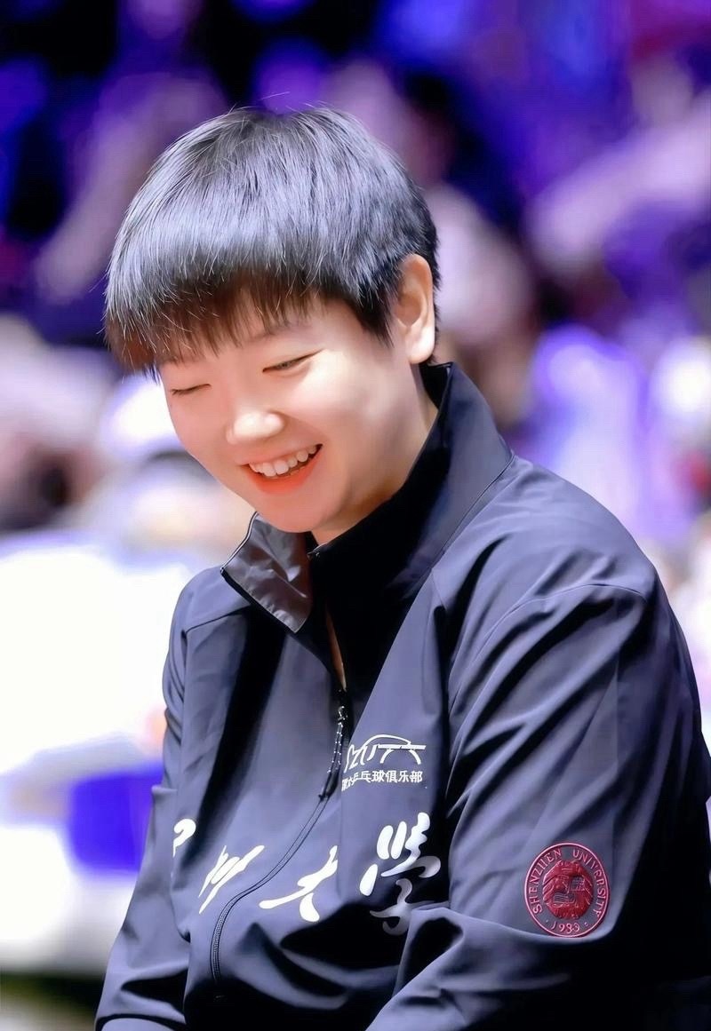 从容气场拉满！孙颖莎在镜头外的松弛瞬间，才是真正的世乒赛megastar风采✨在