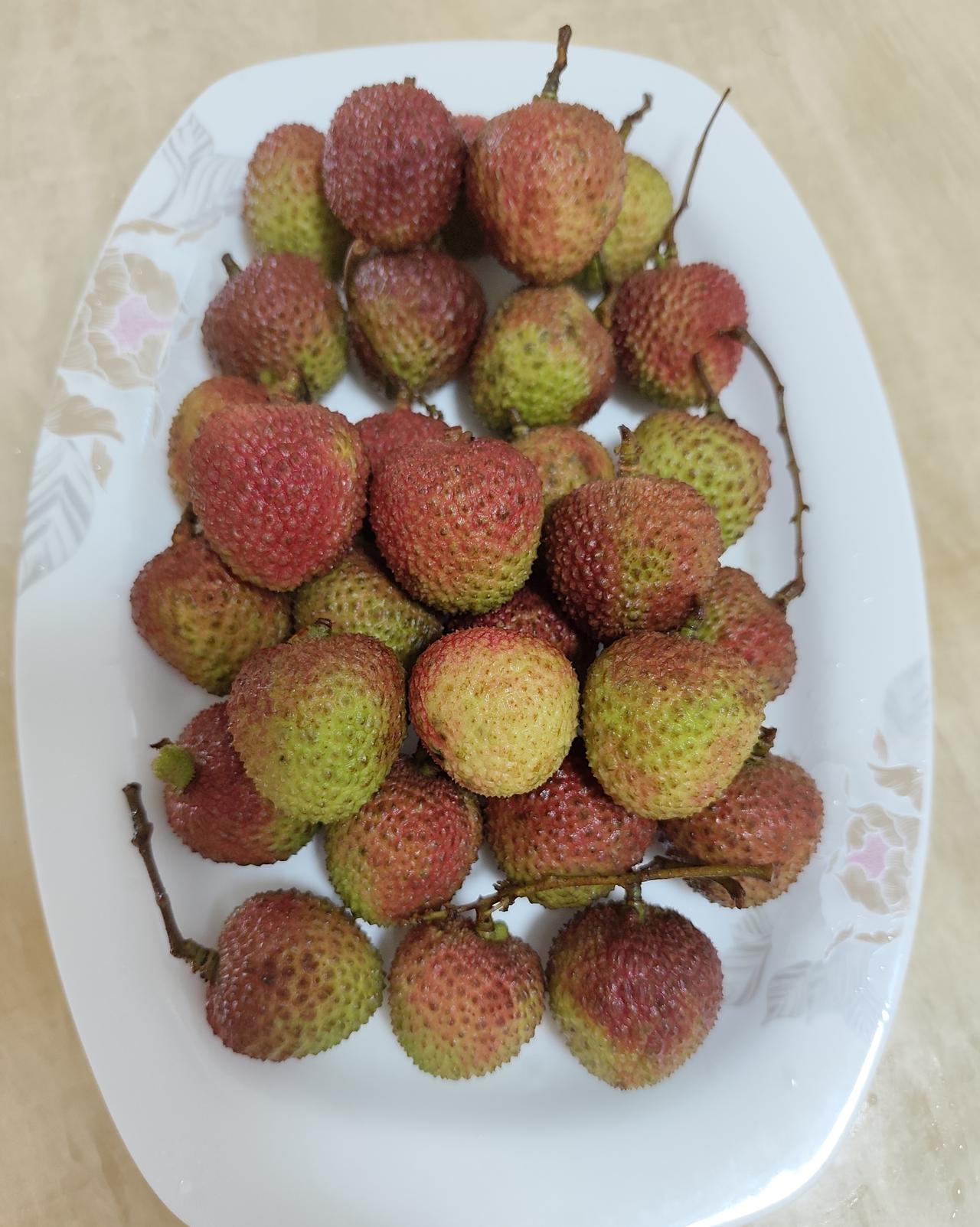 小时候吃饱荔枝就开始玩荔枝了，先把外面一层壳剥干净，留一层白色的衣，在中间小心翼