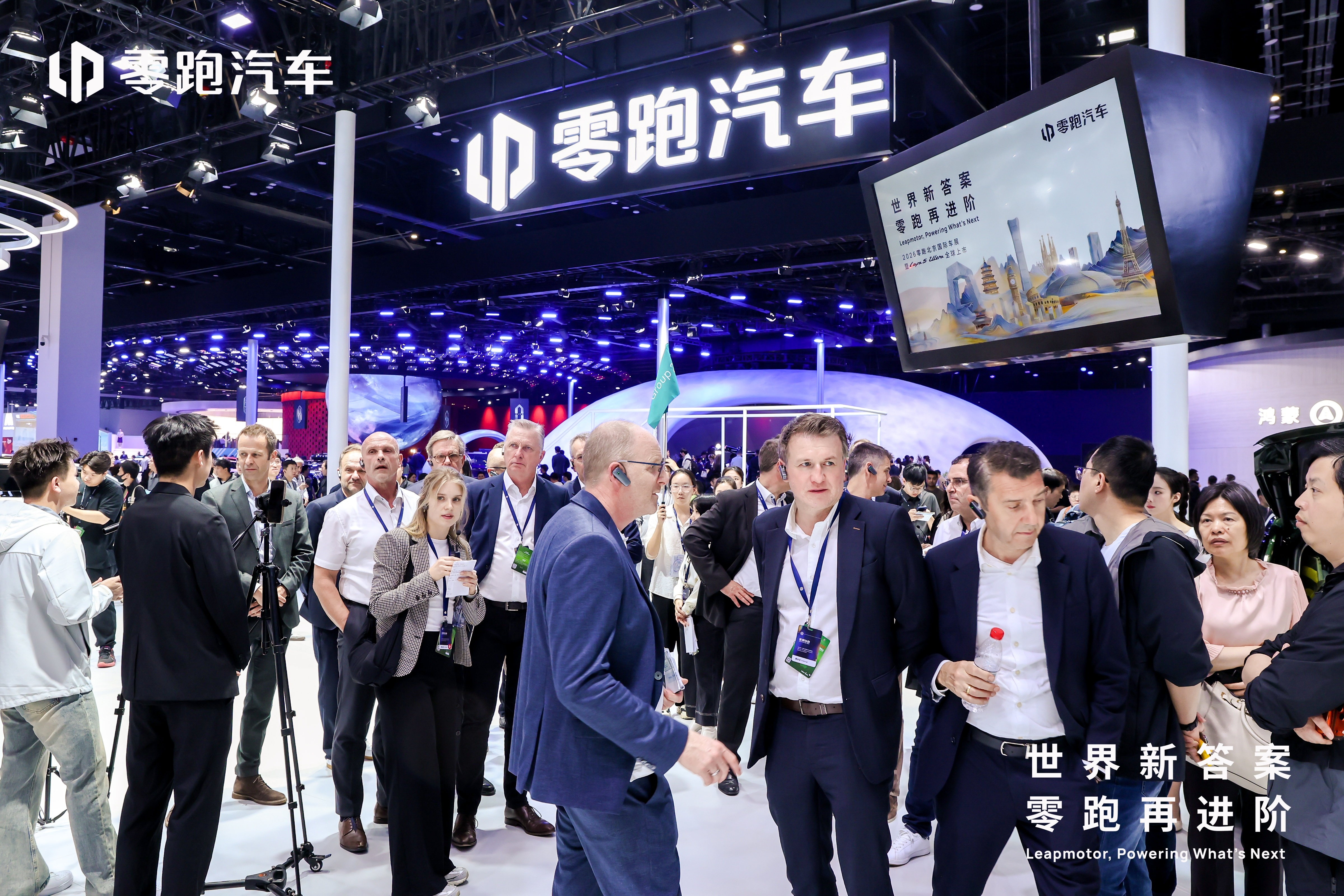 2026北京车展我再也不想去零跑展台了，因为人人人人人真的太多了。还有好多歪果仁