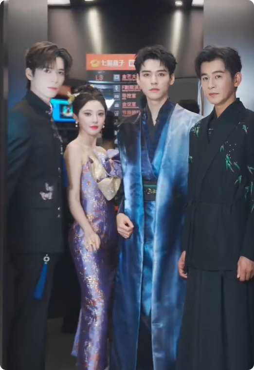 龚俊彭小冉乔振宇章时安hi6电梯大片谁看了不心动！龚俊按电梯那一下帅到我了，门开