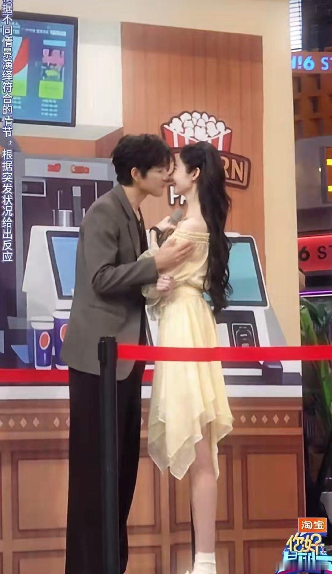 魏哲鸣张艺凡十指紧扣 宿命感拉满！指尖交扣的瞬间，温柔与心动双向奔赴，眼神拉丝全