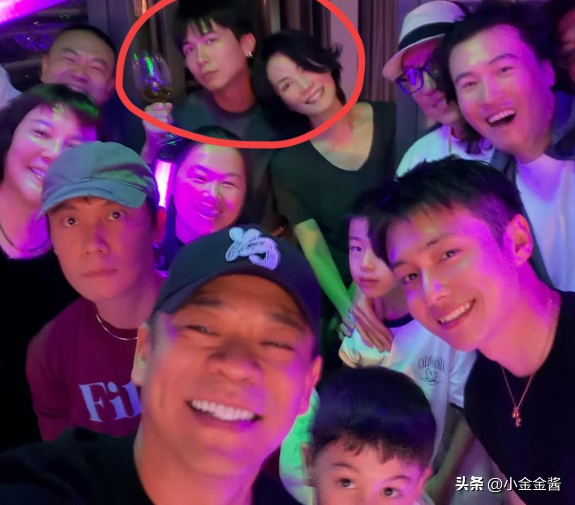 王菲，引发热议。

6月28日，57岁的王菲，冲上热搜，让人意外的是，一向高冷的