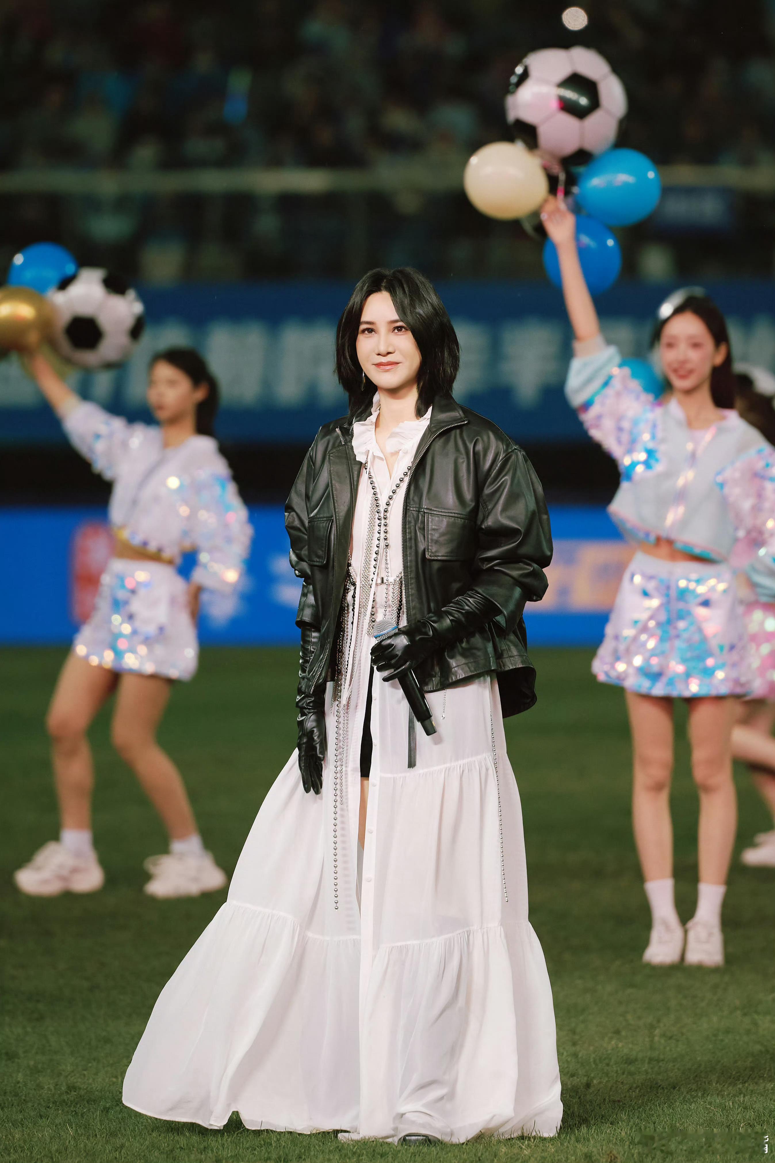 尚雯婕汤非扬州献唱苏超队歌江苏扬州迎来精彩音乐现场，尚雯婕与汤非倾情合唱苏超队歌