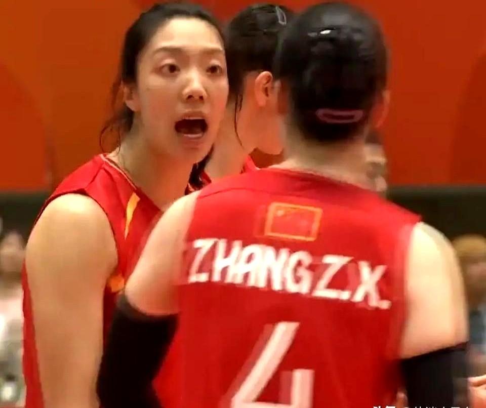 3比0轻松拿下，替补登场的仲慧却扣球连连撞墙，直喘粗气。

亚运会女排小组赛，中