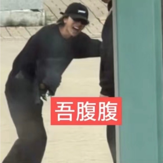 哈哈哈哈哈哈小黄豆吐槽了一直在问坤坤身上香不香的人，他说“我是变态吗”，其实这个