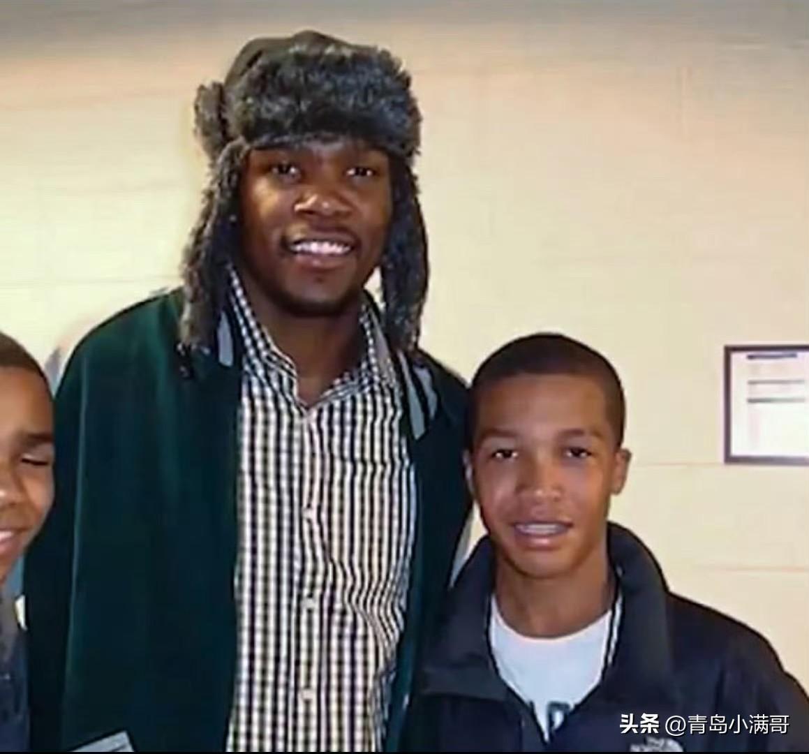 这帽子配上杜兰特，绝了！！！猜猜杜兰特边上这位是谁呢！

气质这块真的是被阿杜拿