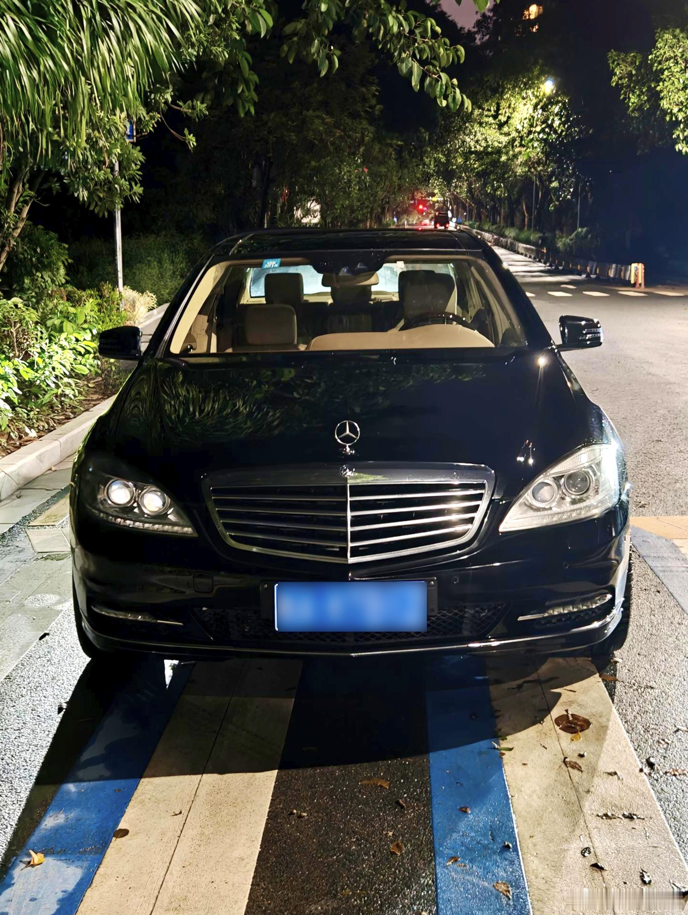 w221  s350的前后排座椅舒适性真的太优秀了，一辆0几年的车后排就带坐垫倾