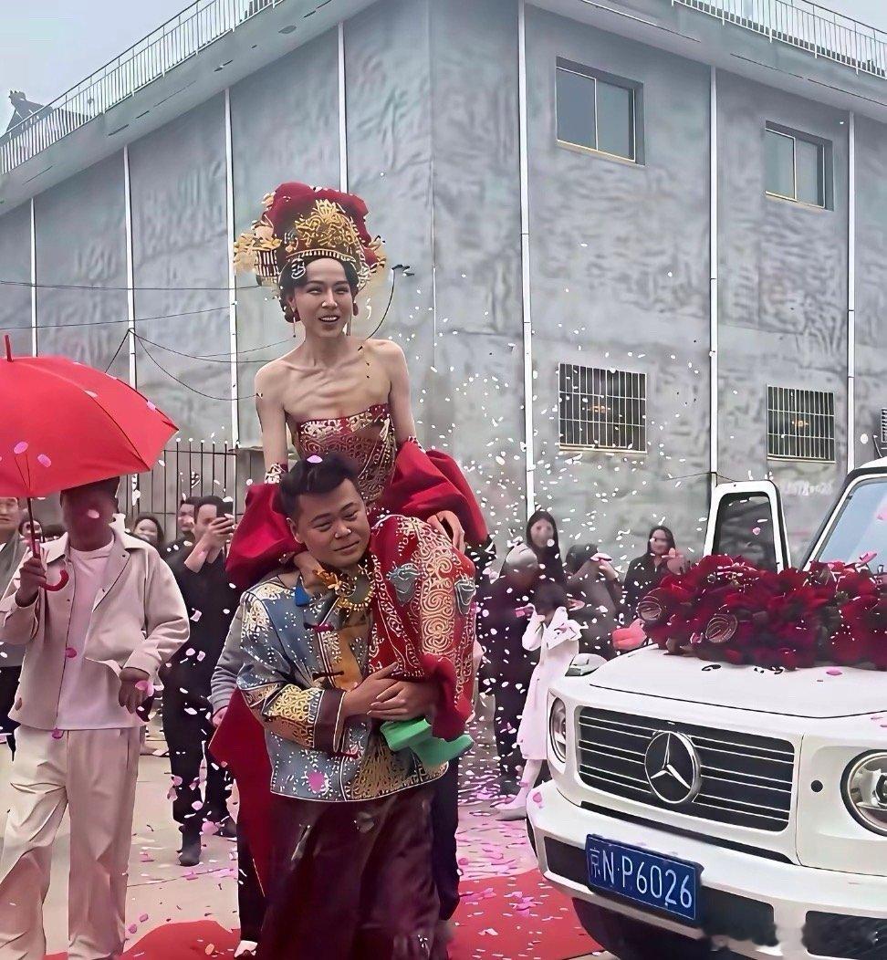 别眨眼！这婚礼现场的“新娘”，差点把我看笑喷了！这波友情杀我，兄弟这身材穿凤冠霞