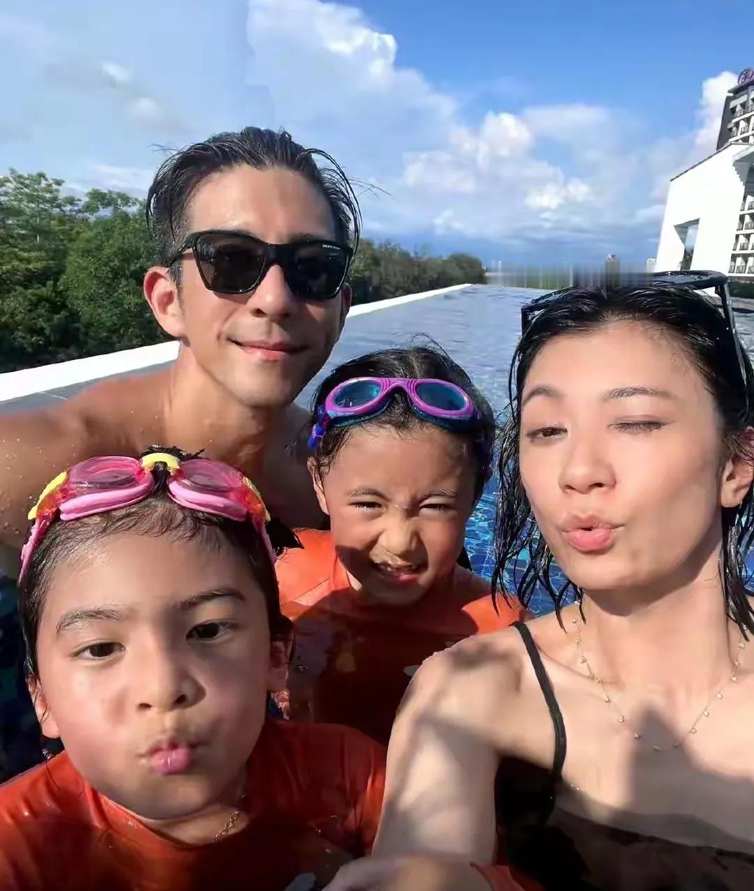 贾静雯一家四口泳照被曝光
来，找亮点，你们找到了什么亮点
我觉得，亮点就是
贾静