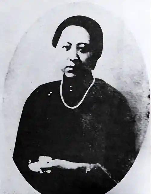 [微风]1916年，41岁的张作霖看上了一个18岁的女学生，想娶她当五姨太。女孩