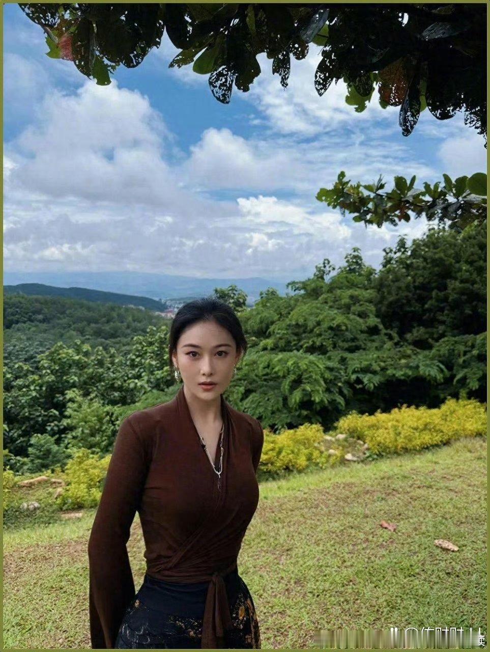 39岁张馨予去西双版纳旅游，每天暴走一万步，网友直呼：这腰是走出来的？快学起来！