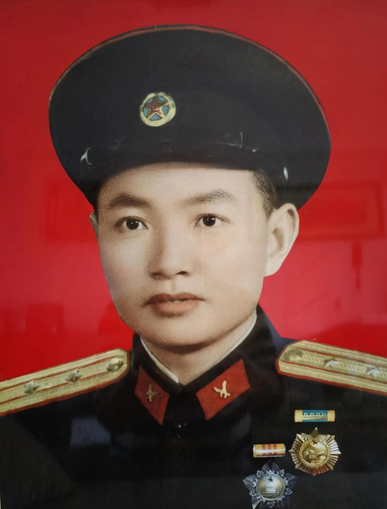 1955年或1961年大尉，1964年基本能晋升少校，领到了马裤呢大衣
 
19