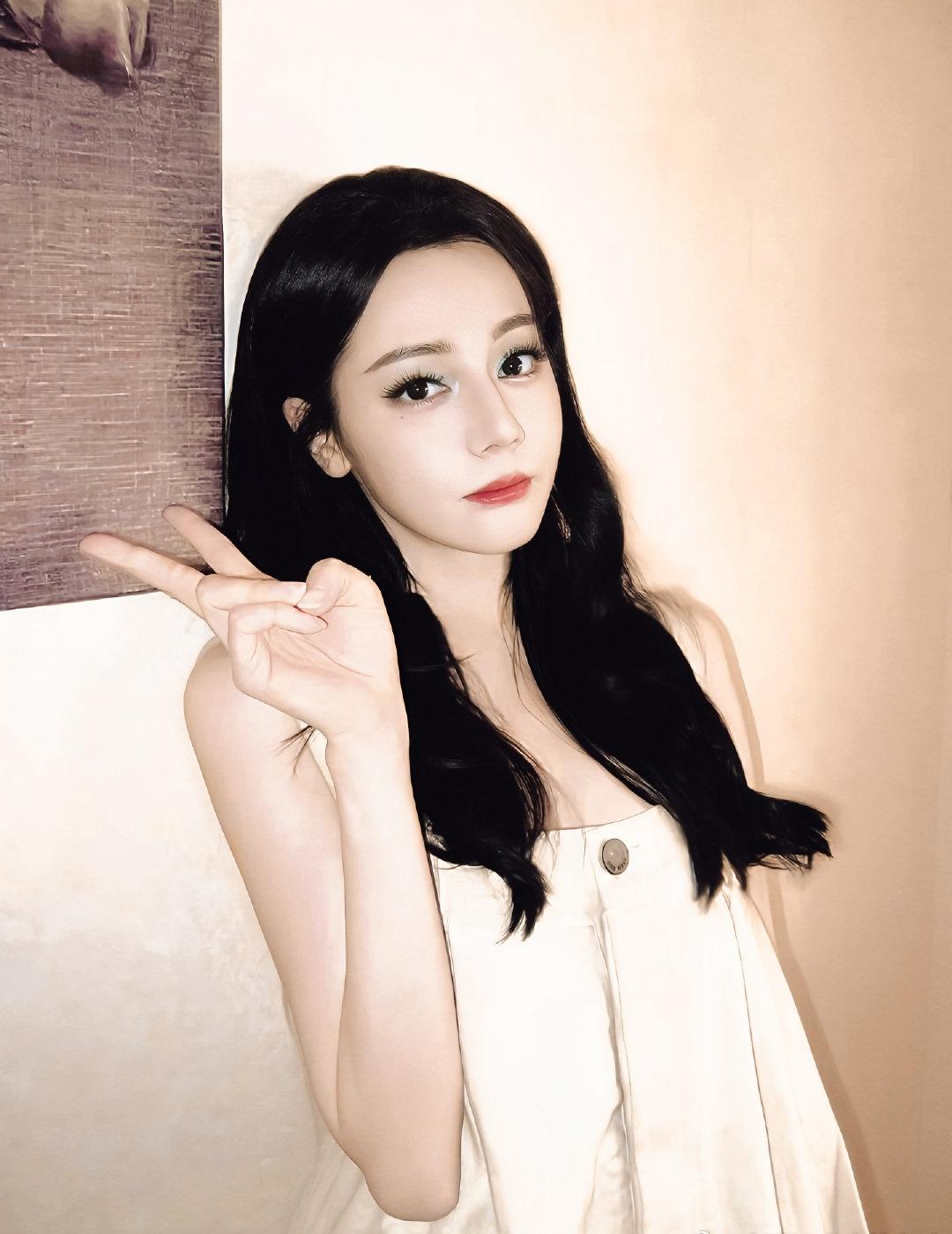 迪丽热巴超话迪丽热巴感谢观众喜欢邓妍dlrb迪丽热巴的2026新年祝福

想写一