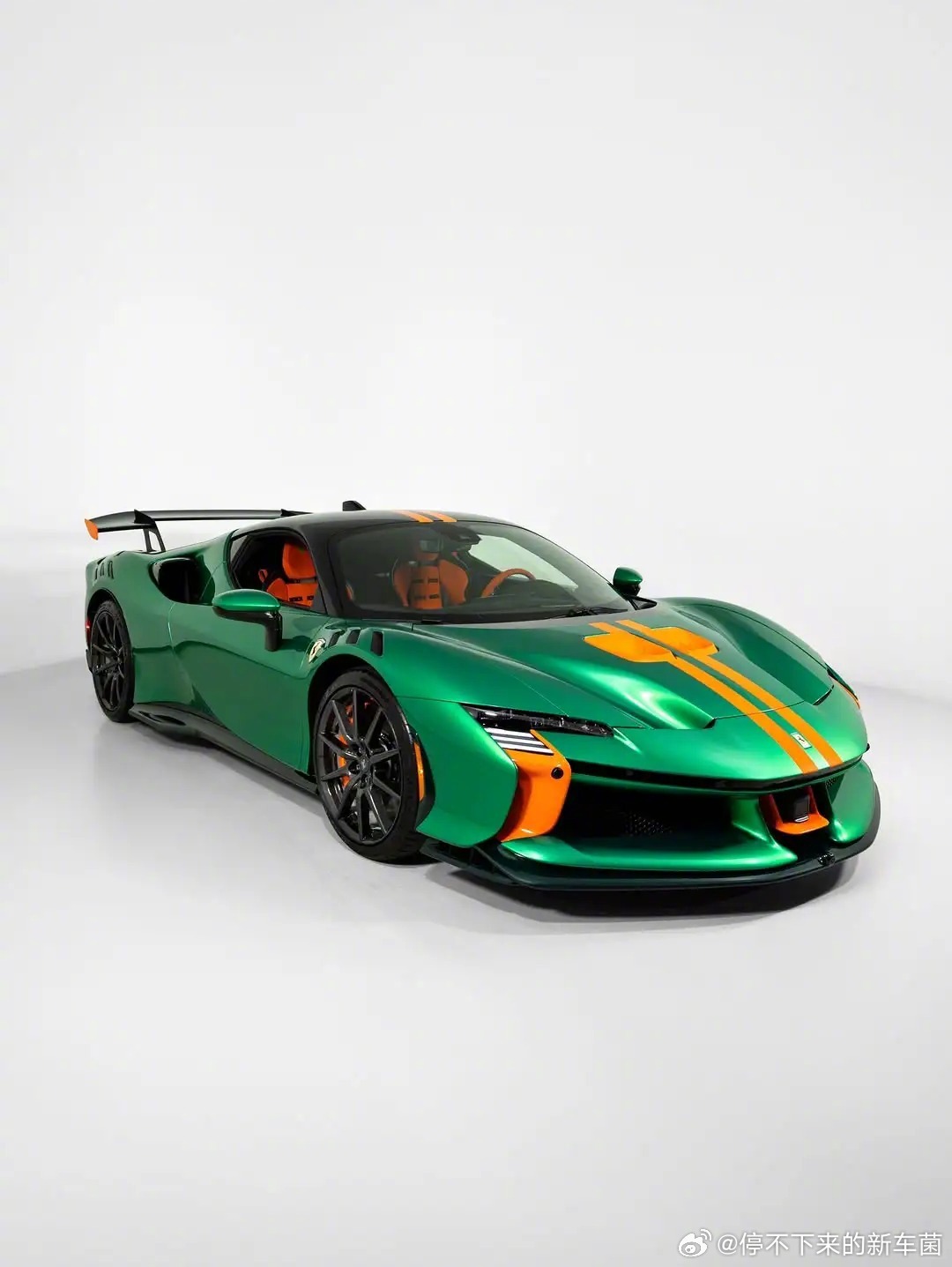 法拉利 sf90xx，橙绿配色足够大胆，收获的效果也足够亮眼 