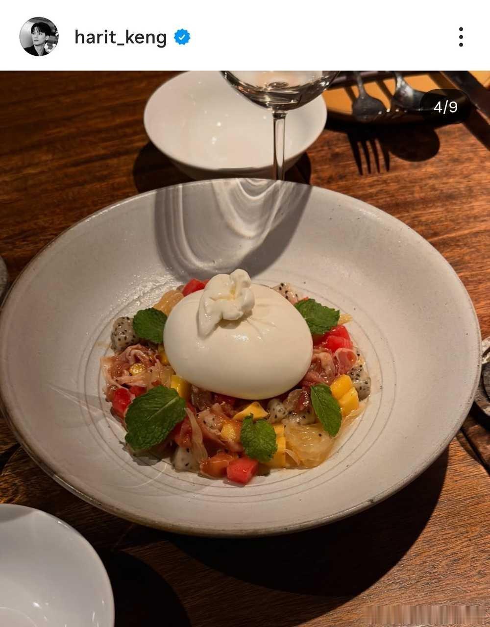 【🥚】久违的二人约会？想多了，一群人一起吃个饭而已。三个人前后脚都发了一组越南