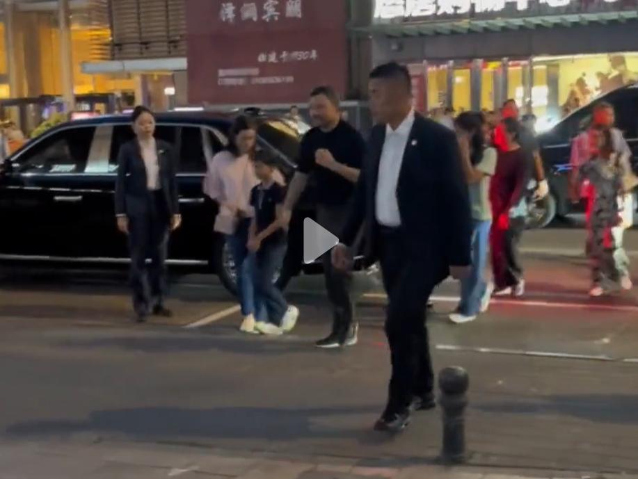 文莱王储一家在北京街头被偶遇！5月12日晚上，文莱王储携家人来到位于悠唐购物中心