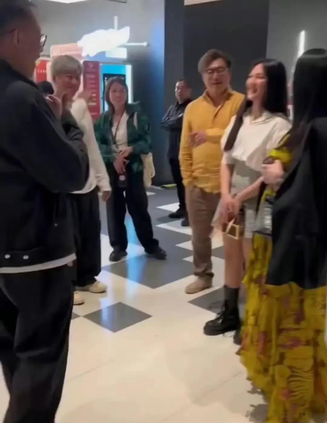 李湘和王岳伦离婚后依然能一起带着女儿王诗龄昨晚到芒果台《歌手2024》现场当观众