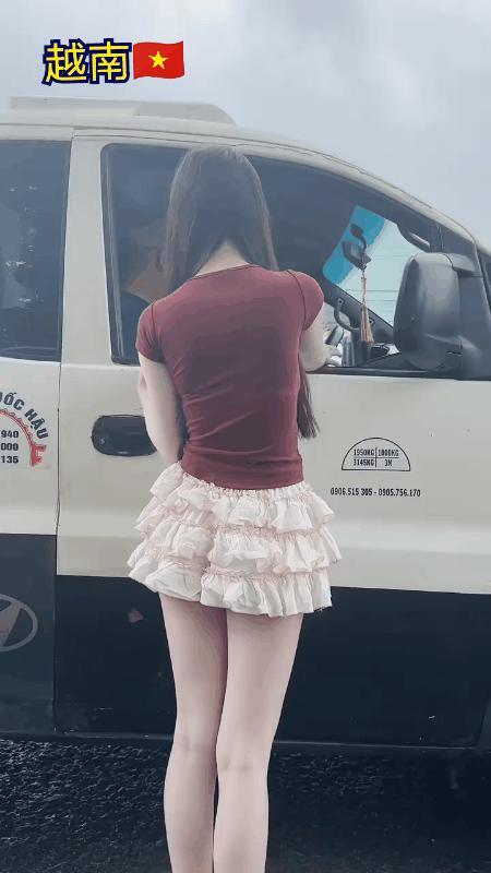 这些肤白貌美的年轻女孩都是在越南🇻🇳街头做小生意的商贩。
她们主要是向公路上