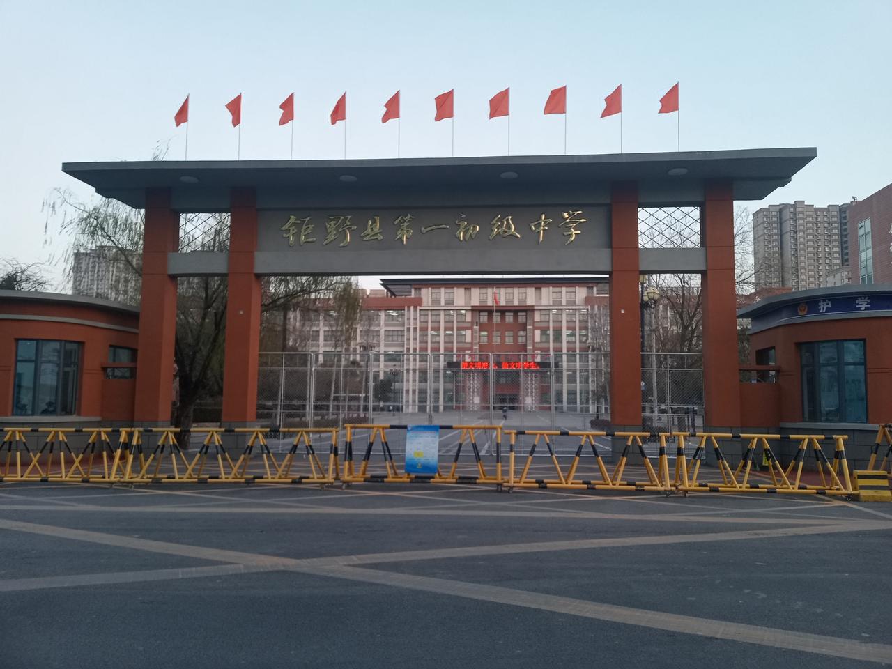 第一次到这，还是2002年的那个秋天。

今天再次路过，已经走过20余年。上学的