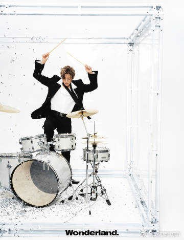 侯明昊杂志侯明昊火力全开大片《Wonderland.》中文版2025年12月闭年
