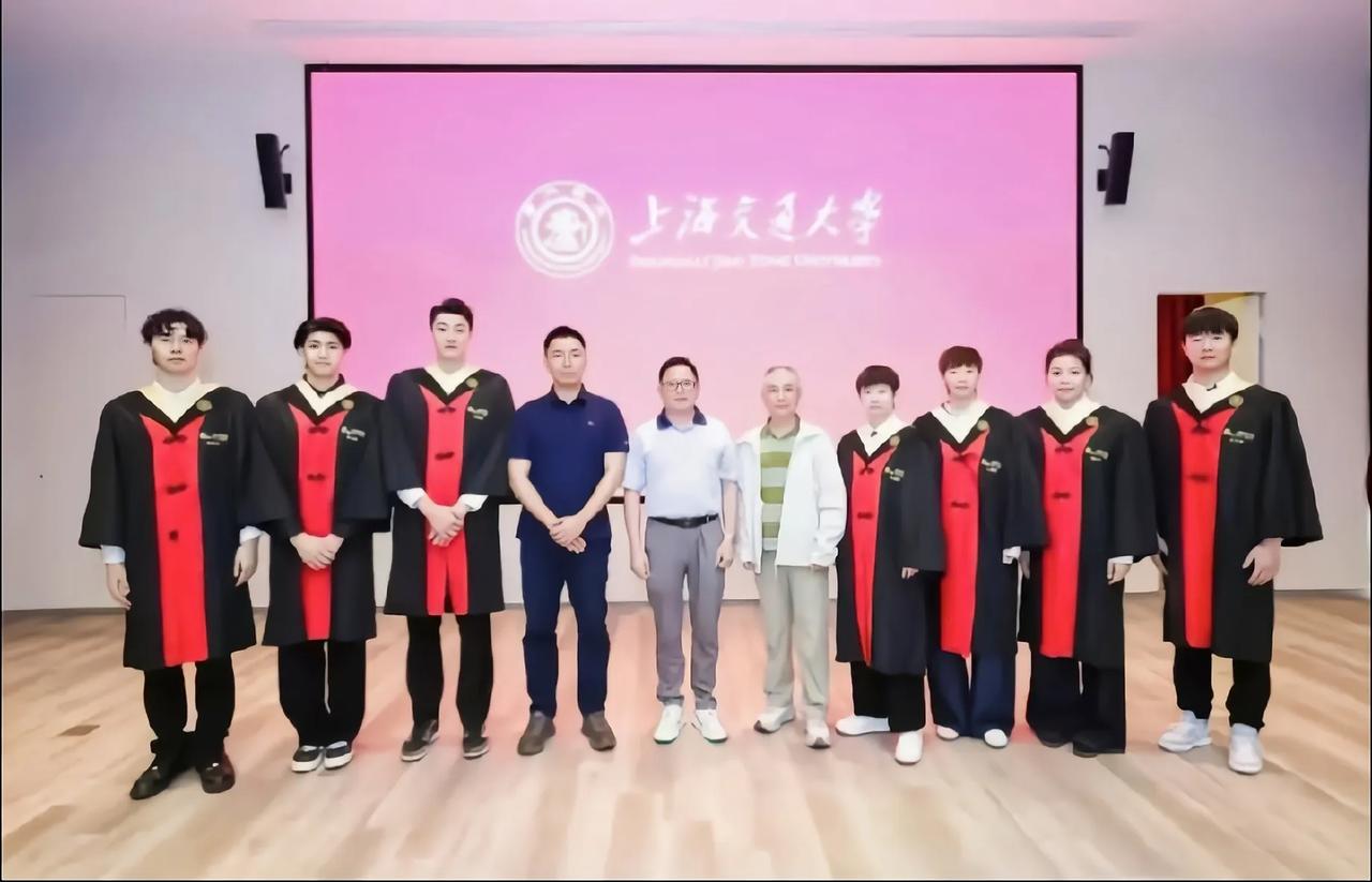 是金子到哪都发光，孙颖莎清华参加面试，硬是办成了大型追星现场
最近孙颖莎去清华参