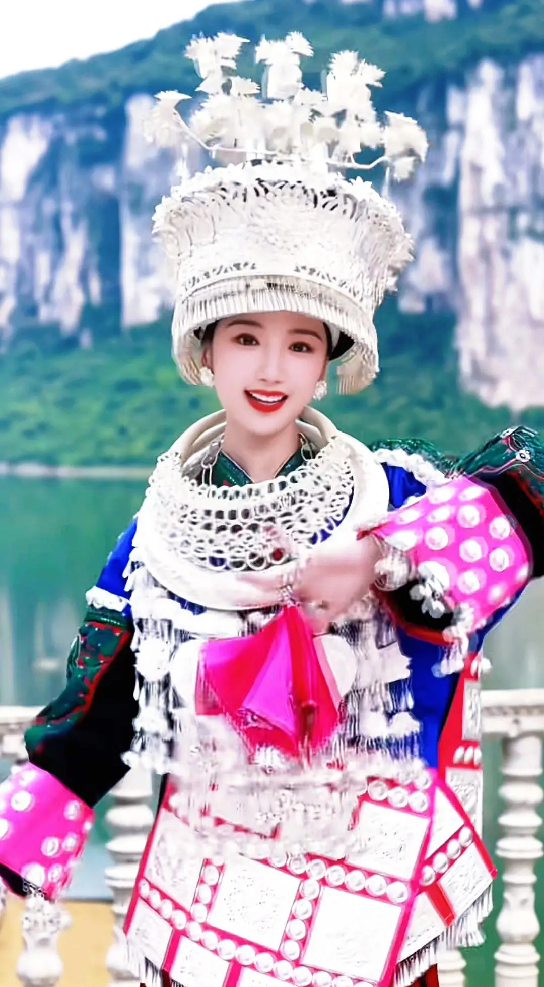 毛晓彤身着  苗族服饰惊艳亮相，这身苗族服饰也太好看了 乌蒙深处  