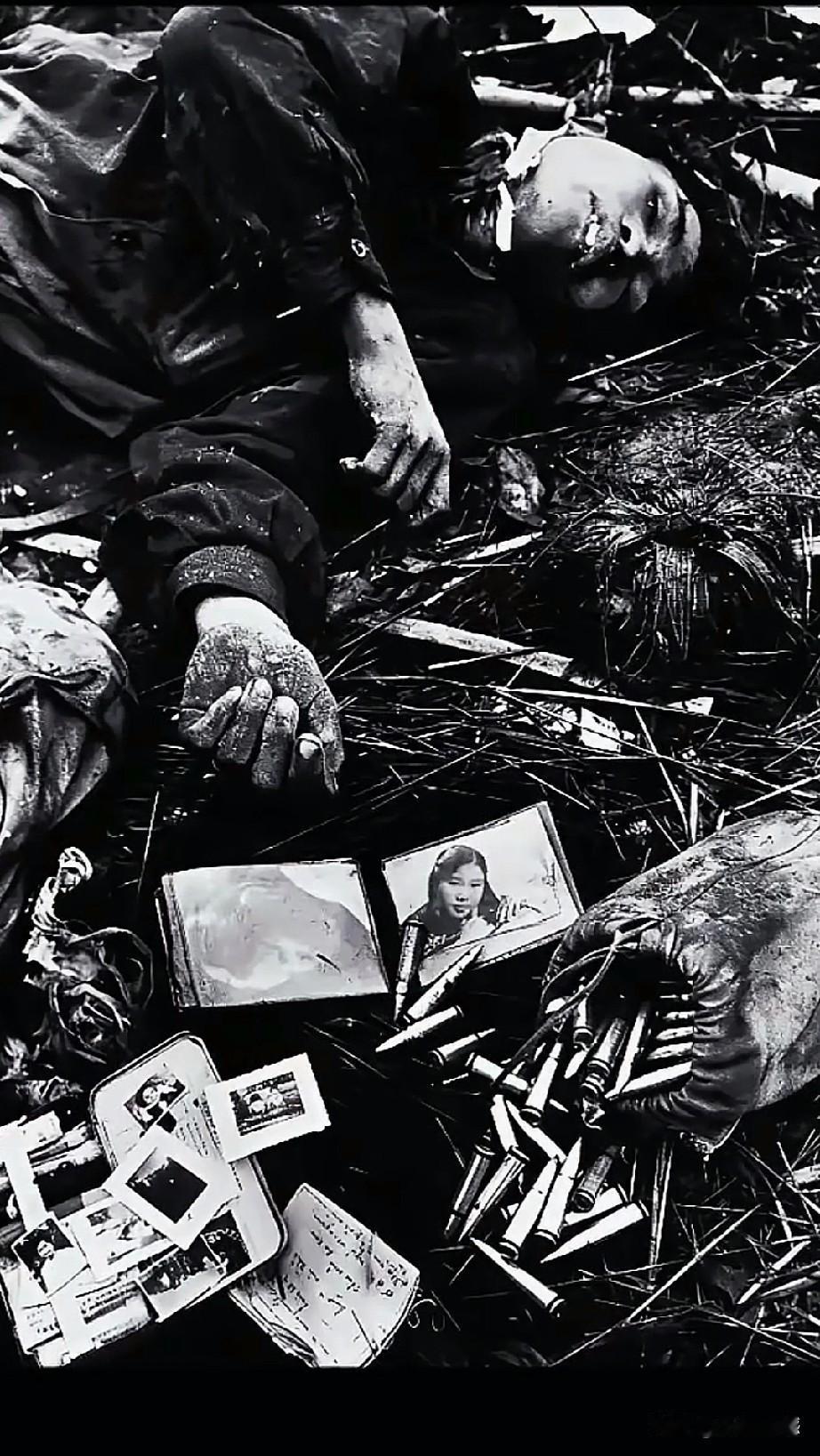 这是越战期间被美军打死了越南兵，这个人年纪轻轻，在他的尸体旁边，有一些散落的子弹