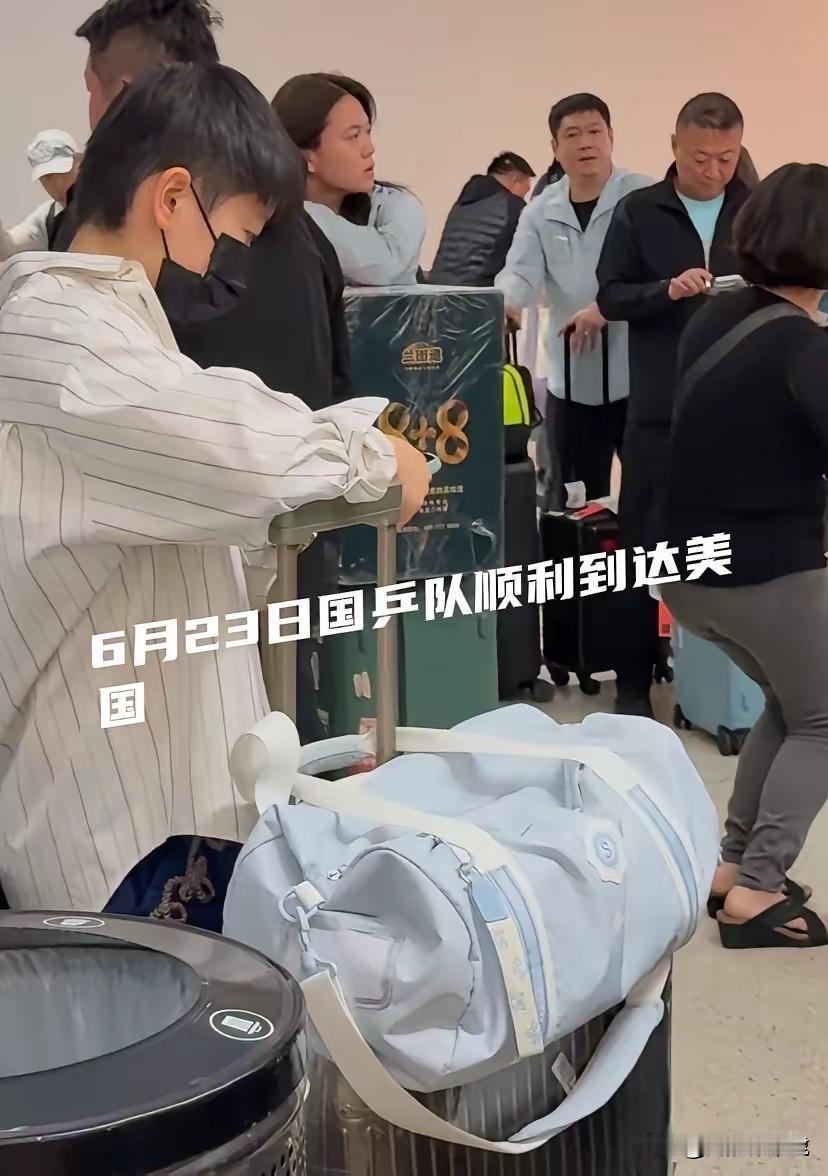 国乒大部队平安到达美国了！
莎莎的这件衬衣真的很适合她，条纹，可爱，干净，最可爱