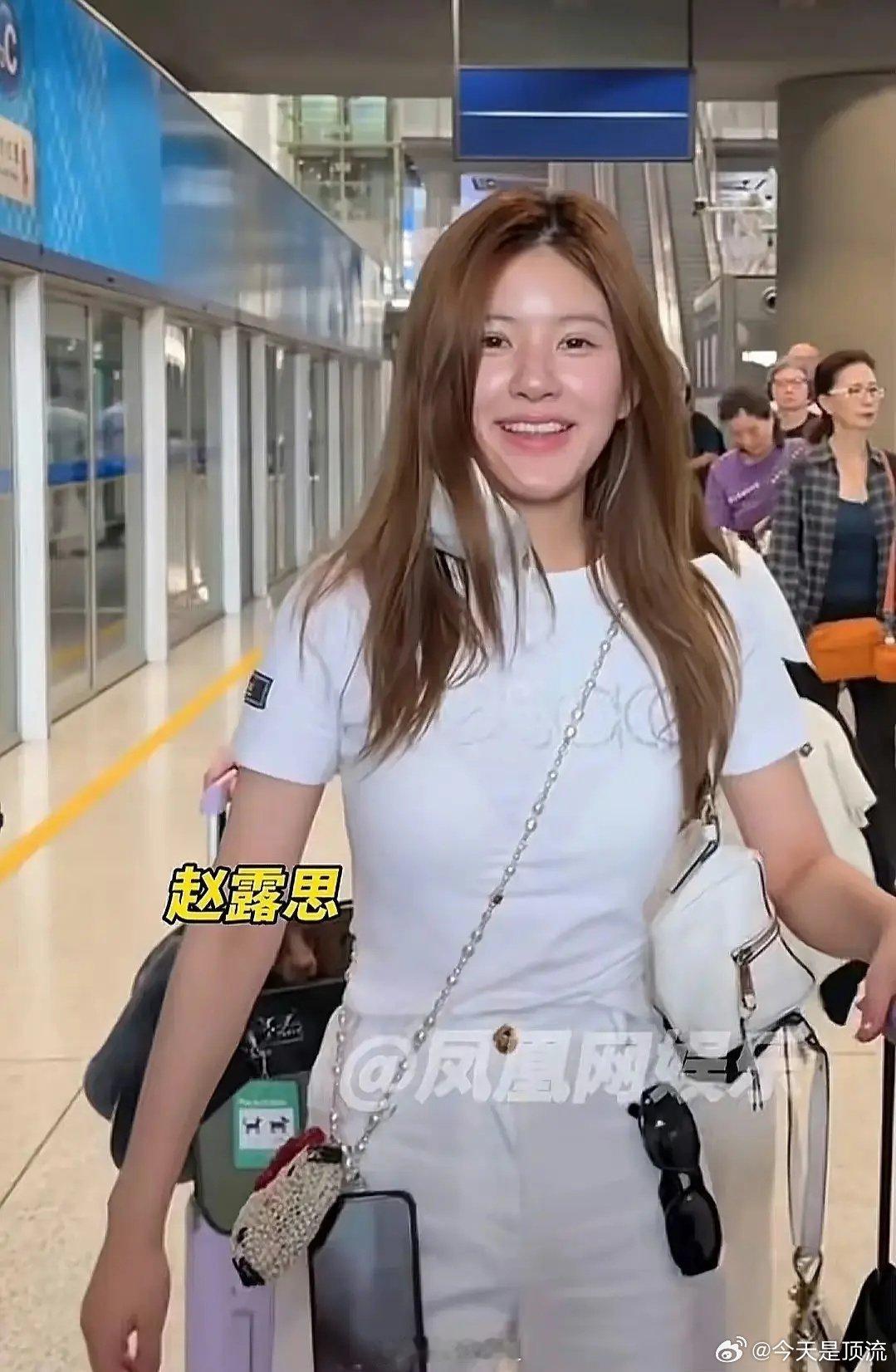 赵露思还是把口罩带上吧 ​​​