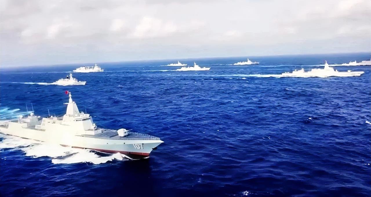 近日，在南海附近海域，中国海军集结了一支由至少14艘主力舰艇组成的航母+两栖特混