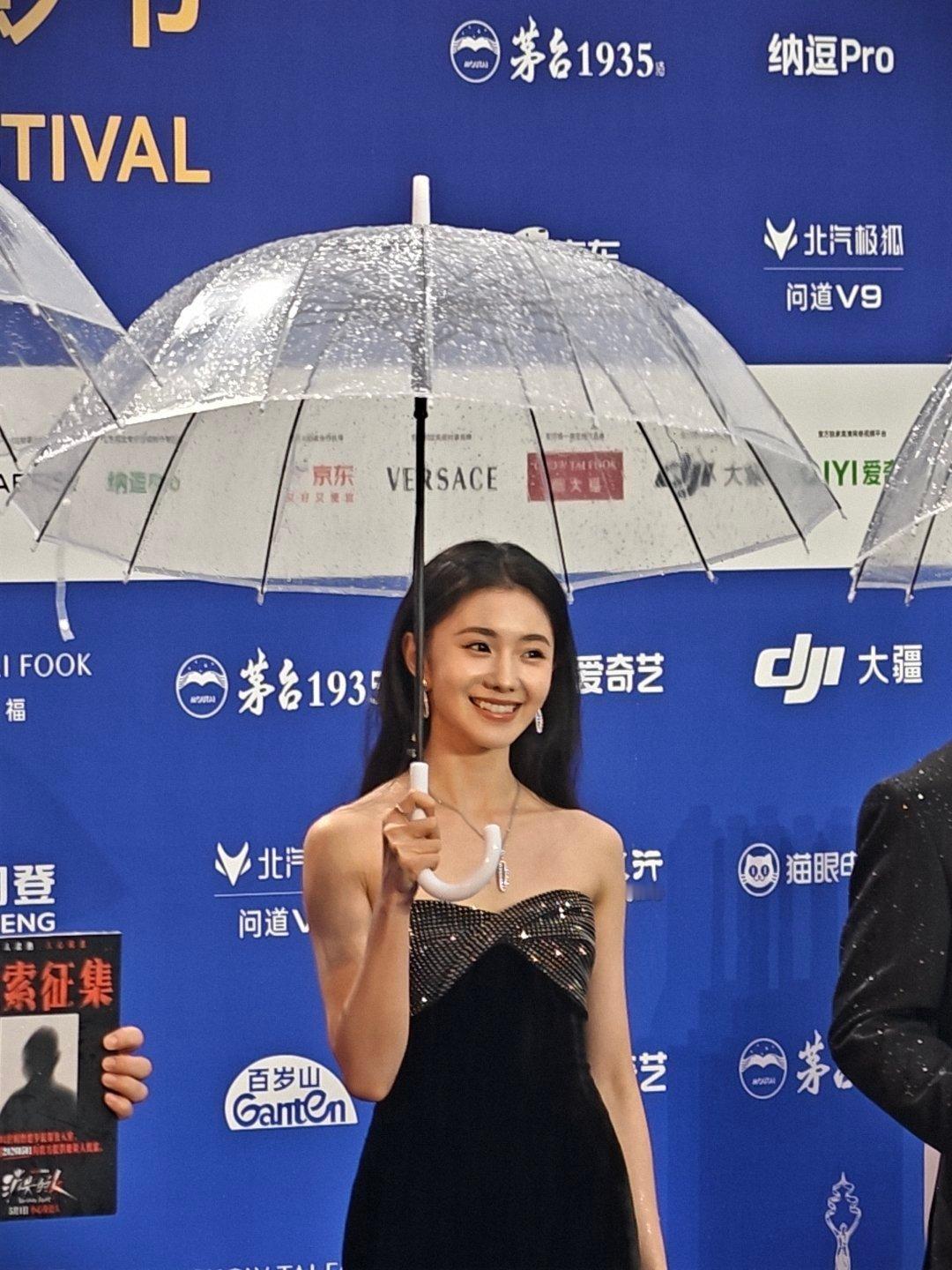 【刘浩存头身比好绝】刘浩存北影节生图雨中的笑容好美~北影节红毯生图