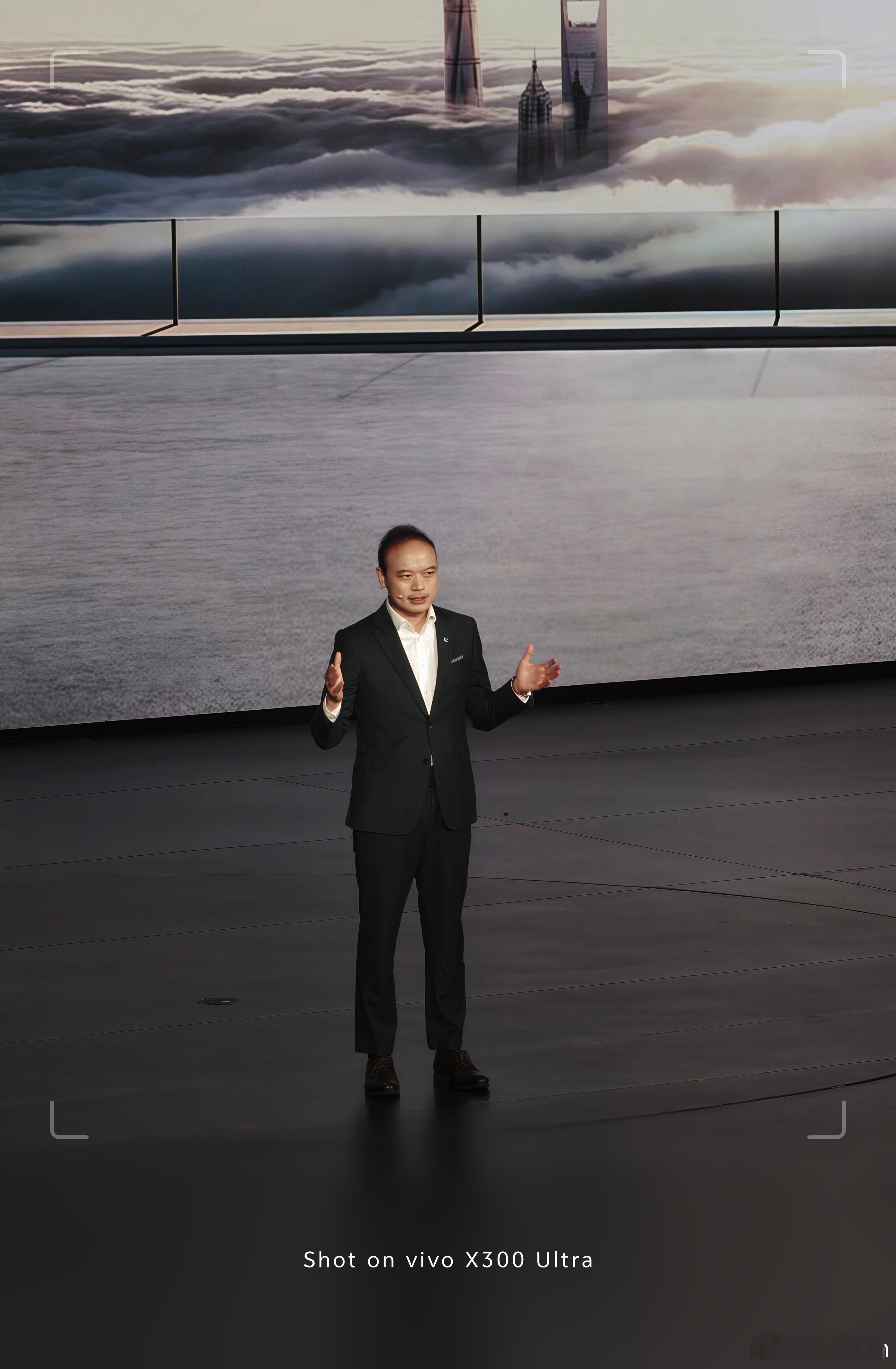 第二代腾势D9这两个颜色不错尤其是暗夜鎏金说是真的黄金 深圳·六角大楼