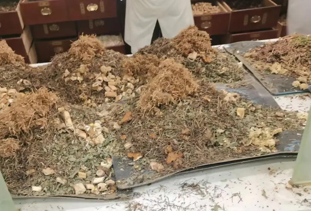 网友发帖吐槽老妈把一副中药硬熬四次，说省一次是一次。
医生明明叮嘱煎两次分早晚喝