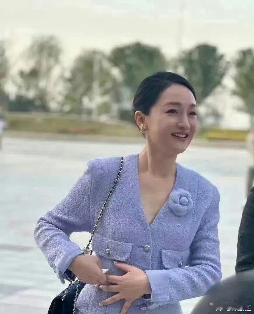 周迅有种小巧精致的美感，香奈儿套装真的很适合她。 ​