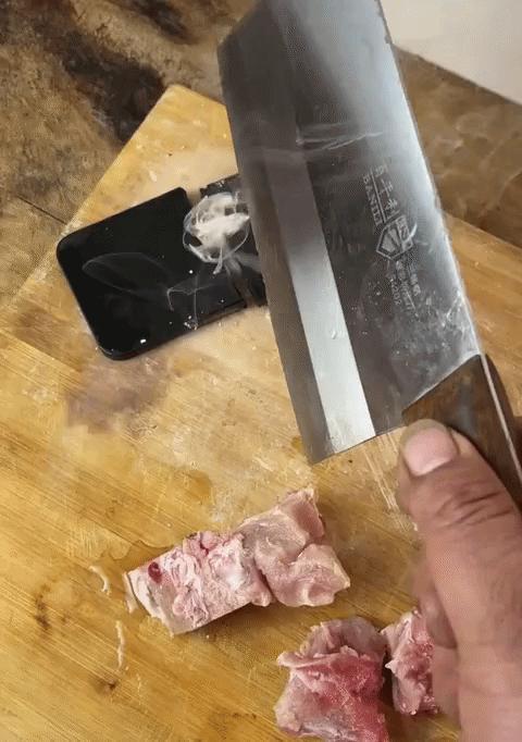 切菜的时候千万别把手机放在菜板上，要不然就容易这样，一男子切菜切了一半后，发现手