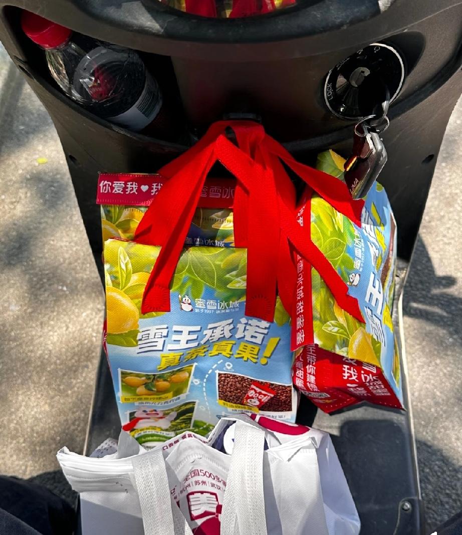 能吃苦的人是可以兼职送外卖的，不管是男人还是女人，只有你有电动车，你会看地图，就