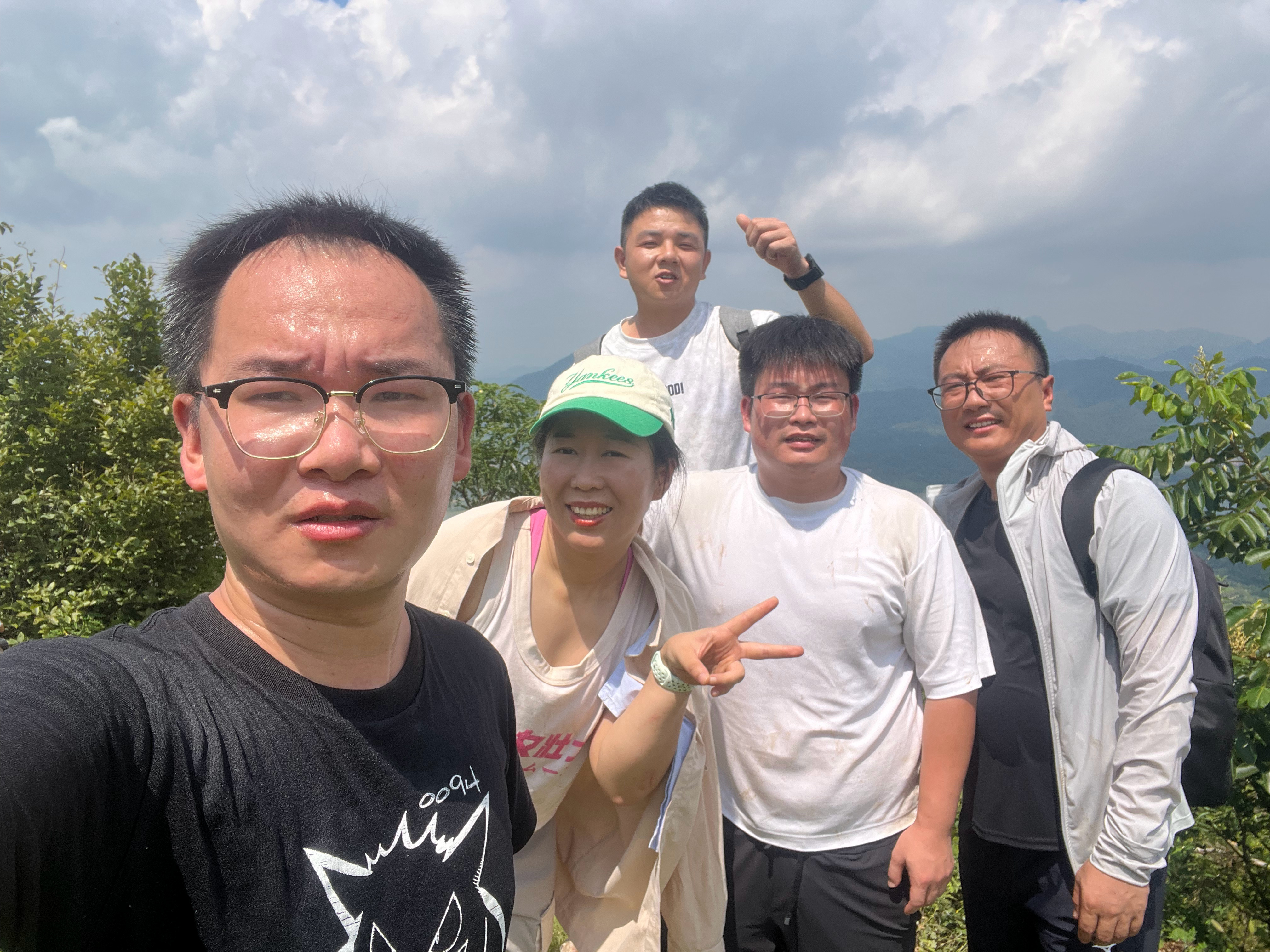 爬了三个半小时终于登顶了，山顶的景色就是漂亮，下山的路稍微好走一点点，至少有护栏