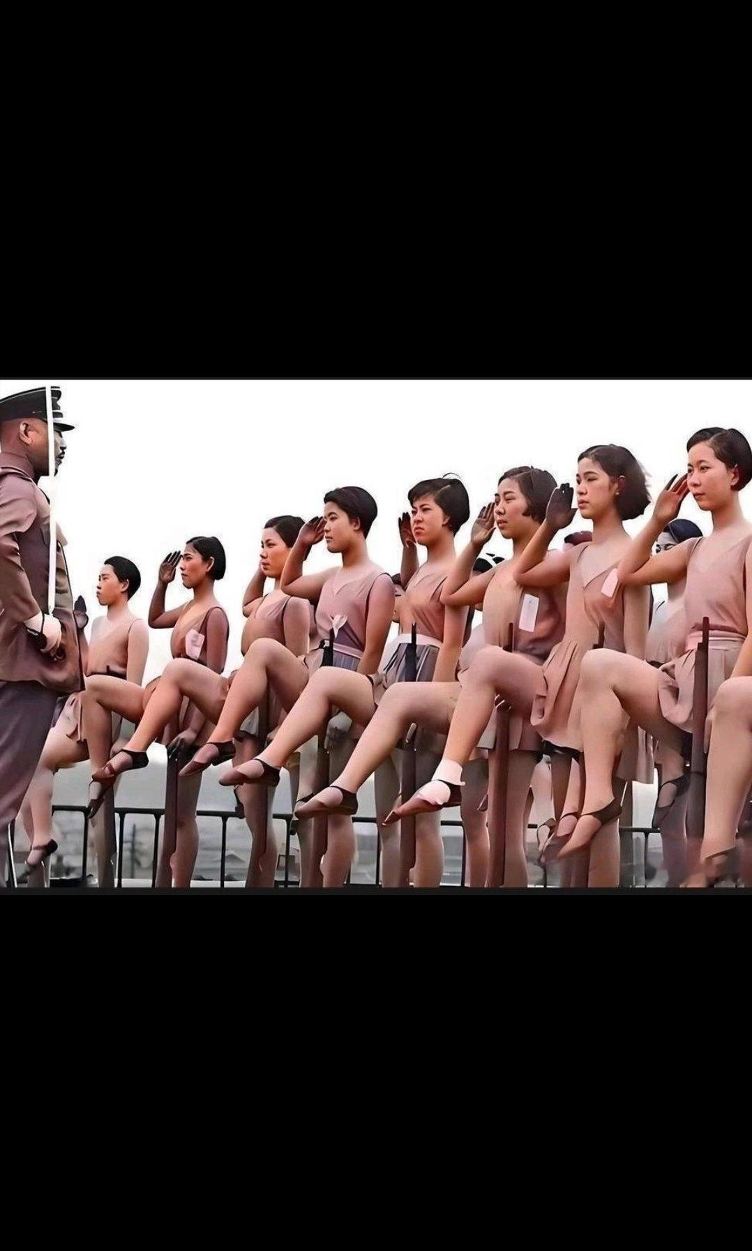 这张照片摄于1942年的日本东京剧院楼顶。画面中是剧院合唱团的女演员，她们身着芭