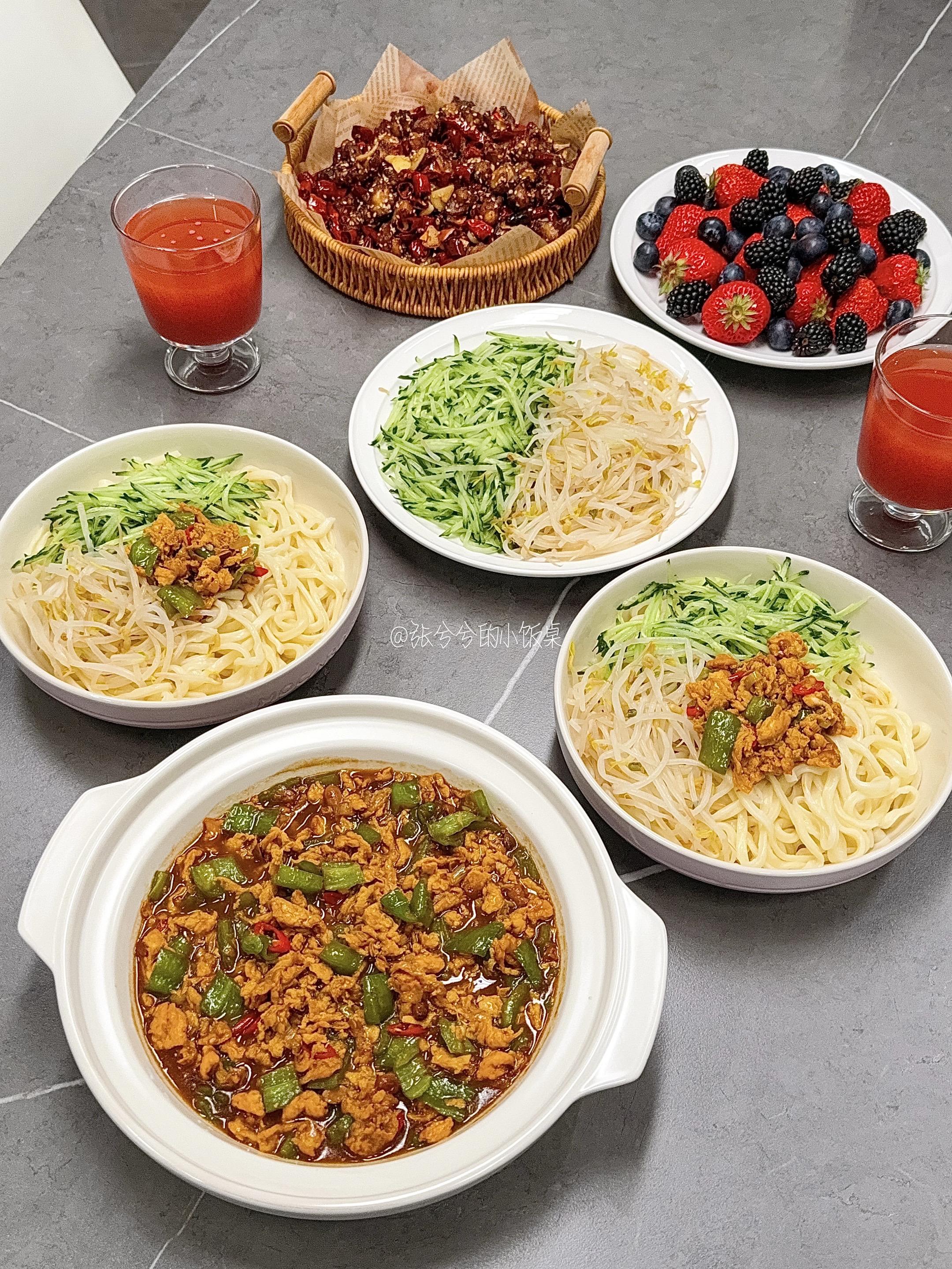 宅家自制鸡蛋炸酱面，比肉还好吃。北京的春天，风一刮，柳絮一飘，人就懒得...