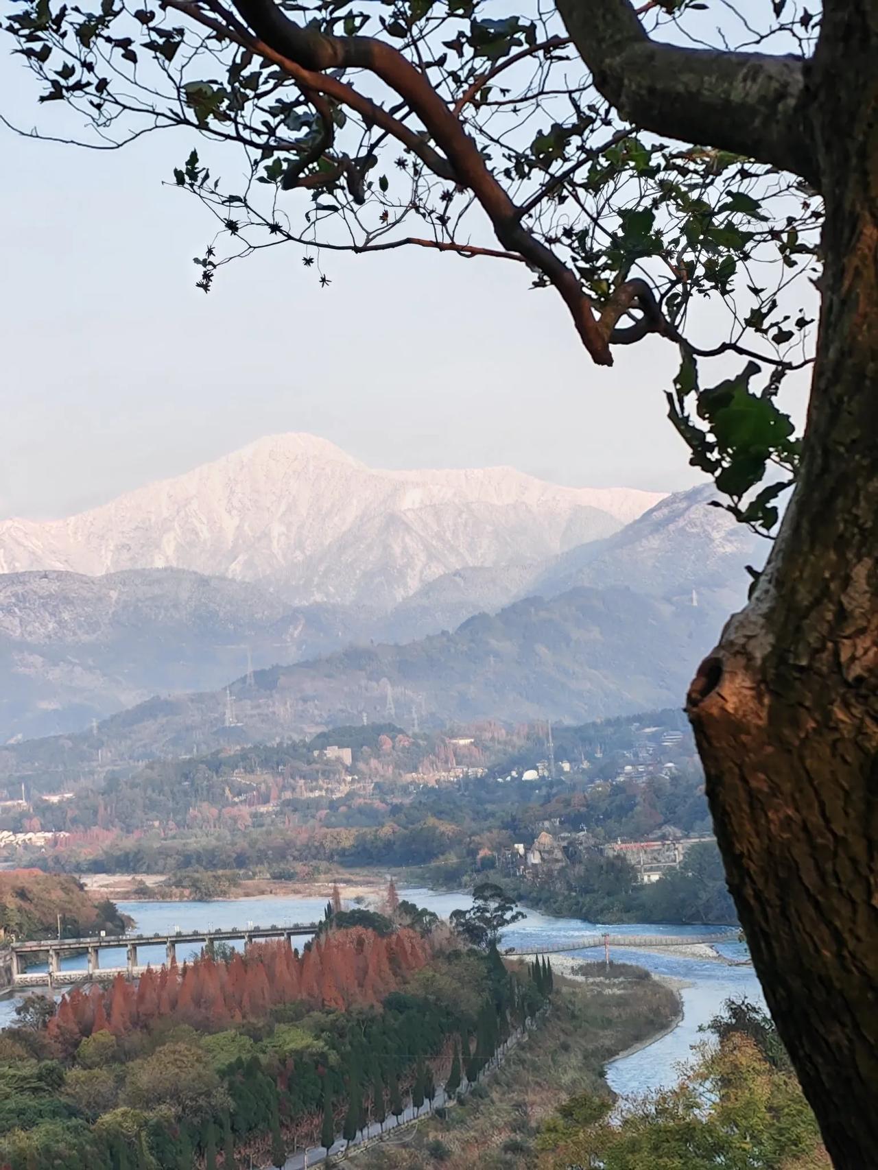 俯瞰远山晨曦雪，近听岷江水哗哗