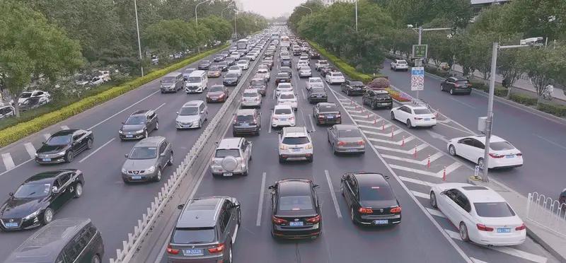 下联:人上有人人压人，请您出上联路上有车车挤车